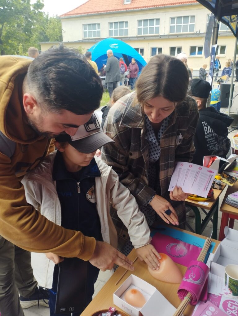 Akcja Profilaktyczna Amazonek – 10 Maja 2025 r. na Festynie Osiedlowym na Muchoborze Małym Wrocław, na terenie przyszkolnym Szkoły Podst. Nr 28, ul. Grecka 59